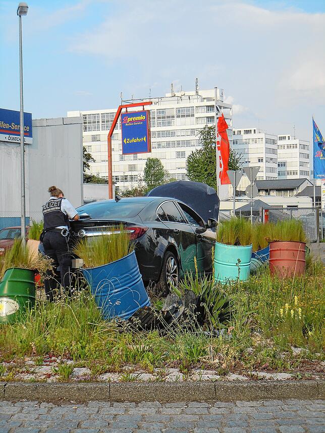 Den Wagen verschlug es mitten in das Tonnen-Kunstwerk.