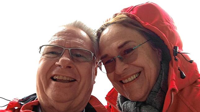 Sabine und Bernd Albrecht glücklich an Bord der MS Zaandam. Zu diesem Zeitpunkt dürfen sie sich noch frei bewegen an Bord.