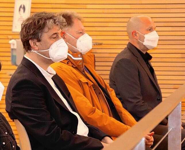 Angespannte Lage: Die drei Bewerber Thomas Kölschbach, Matthias Längin und Stefan Auer (von links) verfolgen von den Zuschauerrängen aus ...