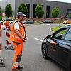 Klaus Bülow, Mitarbeiter der Strabag, erklärt einem Autofahrer kurz nach der Sperrung am Dienstag die neue Verkehrsführung.