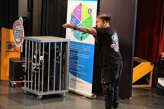 Das Monster Mo hat Tom Lehel mit in die Bodensee-Schule gebracht.