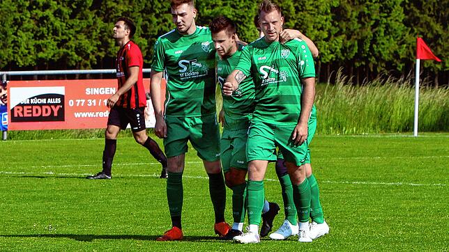 Soeben hat der Aach-Linzer Torjäger Erik Dukart (rechts) das 1:0 erzielt. Der Siegtreffer gegen den FC Bodman-Ludwigshafen.