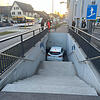 Echt krass: Ein Auto rumpelt in Hunzenschwil die Treppe einer Unterführung hinunter und kracht gegen die Betonwand am Ende.