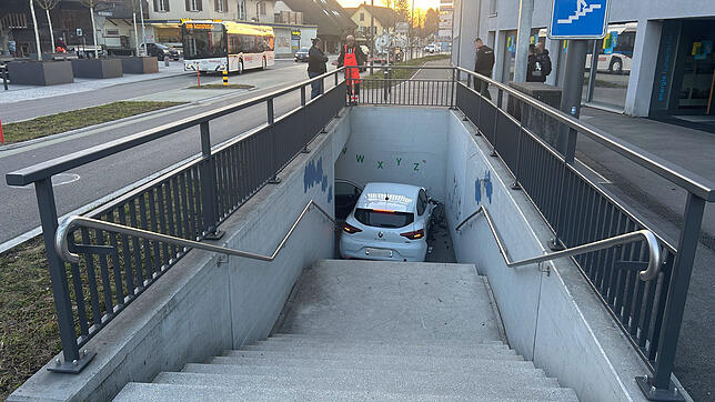 Echt krass: Ein Auto rumpelt in Hunzenschwil die Treppe einer Unterführung hinunter und kracht gegen die Betonwand am Ende.