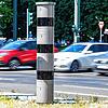 Eine Geschwindigkeitsüberwachungsanlage (Blitzer) steht an einer Kreuzung. Bundesverkehrsminister Scheuer (CSU) will verschärfte ...