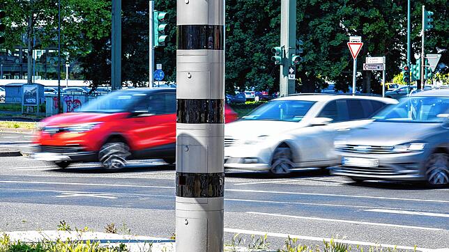 Eine Geschwindigkeitsüberwachungsanlage (Blitzer) steht an einer Kreuzung. Bundesverkehrsminister Scheuer (CSU) will verschärfte ...