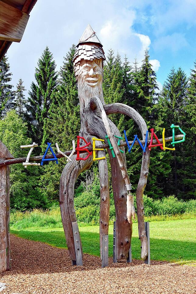 Auf die Kinder wartet im Loipenzentrum Oberlehen ein Spaziergang durch den Zauberwald.