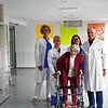 Die 107-jährige Anna Bagemühl wird auf dem Stationsflur der Altersmedizin begleitet von (von links) Dr. Barbara Bahr (Ärztliche ...