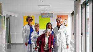 Die 107-jährige Anna Bagemühl wird auf dem Stationsflur der Altersmedizin begleitet von (von links) Dr. Barbara Bahr (Ärztliche ...