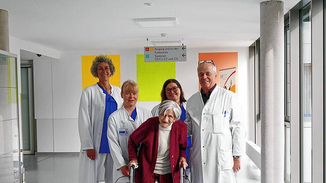 Die 107-jährige Anna Bagemühl wird auf dem Stationsflur der Altersmedizin begleitet von (von links) Dr. Barbara Bahr (Ärztliche ...