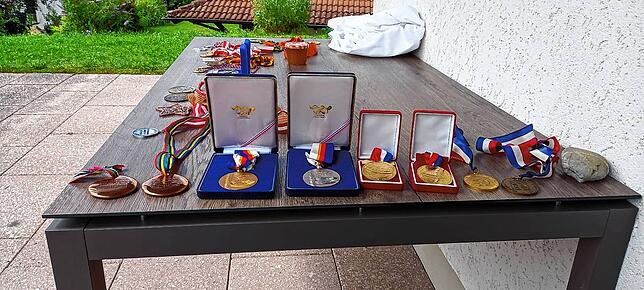 Blick auf eine erfolgreiche Karriere: Gold-, Silber- und Bronzemedaillen von drei paralympischen Spielen sowie mehreren Welt- und ...