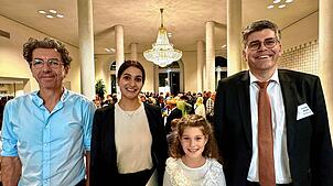 Landrat Martin Kistler (rechts) freut sich mit den Preisträgern Manuel Dörflinger, Sandhya Hasswani und Leonie Huber (von links).