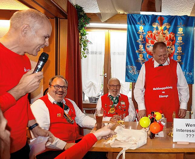 Damit Zunftmeister Tobias Fritz alle Chancen hat, Mehlsuppekönig vo Düenge zu werden, bekommt er von Thomas Alex (Sparkasse) alle ...