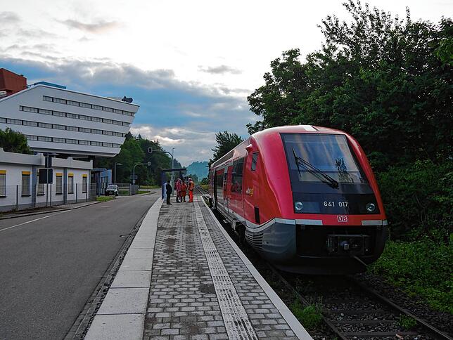 Seit dieser Woche Montag gibt es zweimal werktags einen öffentlichen Personennahverkehr auf der Schiene bis nach Weizen. Die Fahrzeiten ...