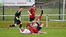 Fernduell um Platz zwölf: Matthias Wenk (vorn) braucht mit dem FC Wallbach den FC Wehr mindestens einen Punkt, um Zwölfter zu bleiben, ...