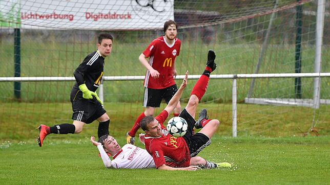 Fernduell um Platz zwölf: Matthias Wenk (vorn) braucht mit dem FC Wallbach den FC Wehr mindestens einen Punkt, um Zwölfter zu bleiben, ...