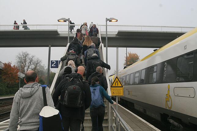 Bahnhof Albbruck: Der Zug hat zehn Minuten Verspätung. Jetzt muss es schnell gehen, um den Ersatzbus gegenüber zu erreichen.