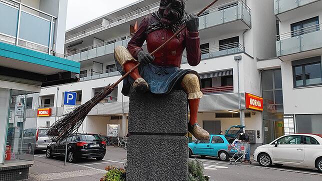 Pandemie hin oder her: Die Brunnenhexe hält die Stellung. Seit dem Dreikönigstag und bis Aschermittwoch sitzt sie auf dem Brunnen am ...