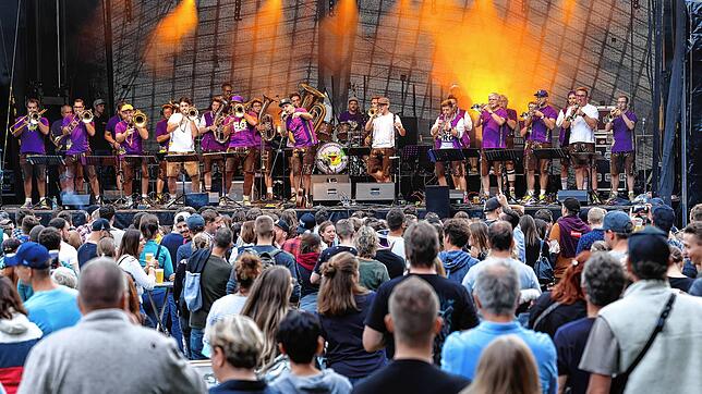 Eine Szene vom Seefestival 2021 in Radolfzell. Schon damals stand die Froschenkapelle auf der Bühne, 2024 wird sie es wieder tun &ndash; ...