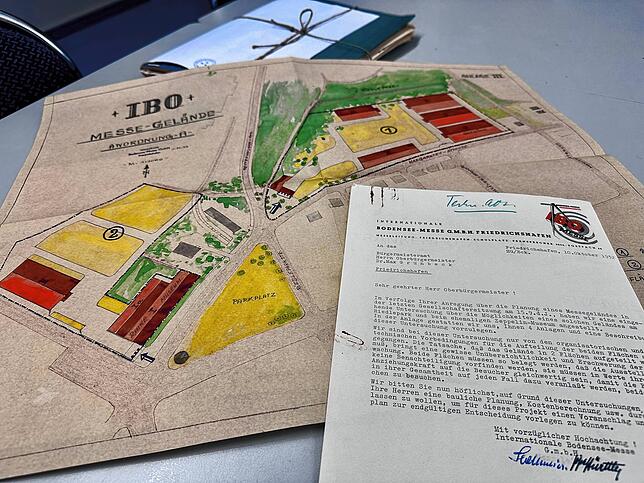 Zwei Archivalien aus dem Stadtarchiv Friedrichshafen. Der Plan skizziert die geplante Hallenverteilung auf dem Messegelände am ...