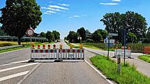 Vor der Abzweigung zum Stotz Hof kurz hinter der Ortsausfahrt von Ittendorf Richtung Markdorf ist die Durchfahrt laut Beschilderung ...