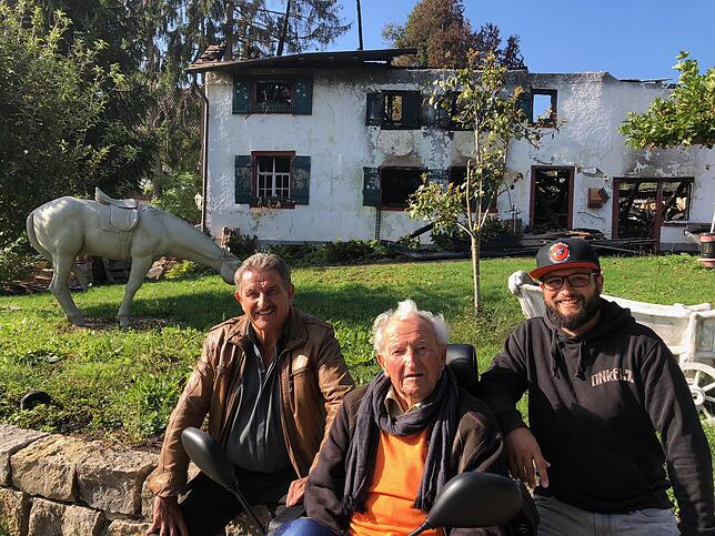 Heinz Burkart.Drei Generationen: Heinz Burkart (69), Albert Burkart (93) und Martin Eickhoff (31) vor der Brandruine des Hofes ...