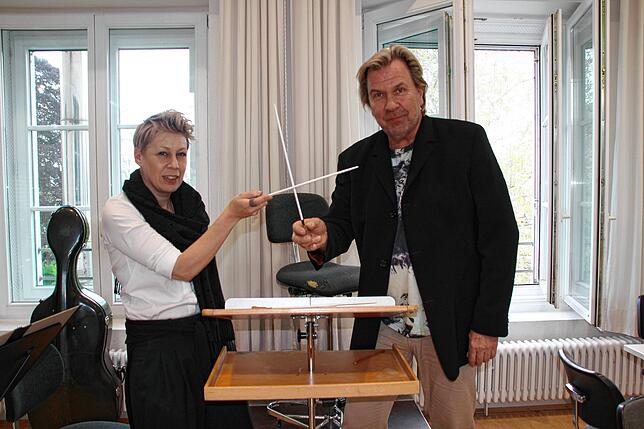 Ari Rasilainen kreuzt mit Intendantin Insa Pijanka zwar nicht die Klingen, immerhin aber die Taktstöcke.