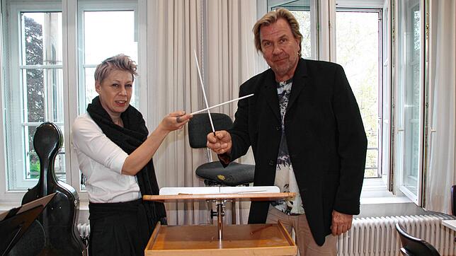 Ari Rasilainen kreuzt mit Intendantin Insa Pijanka zwar nicht die Klingen, immerhin aber die Taktstöcke.