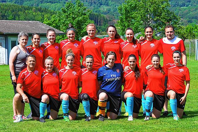 Aufstieg geschafft: Im Sommer 2016 stiegen die Fußallerinnen des FC Hochrhein mit Tiziana Di Feo (hinten, vierte von links) in die ...