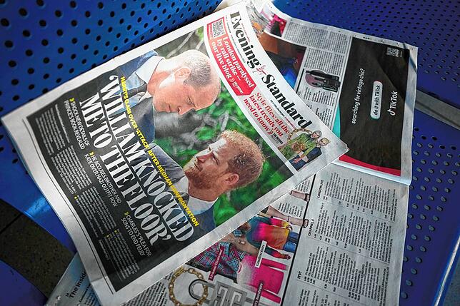 Eine Zeitung, auf deren Titelseite die britischen Prinzen Harry und William abgebildet sind, liegt auf einer Bank in London.