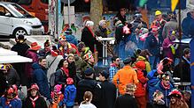 Ganz schön was los um den Narrenbaum. Vor dem Bürgerhaus stehen die Leuten an Essensständen Schlange oder in Grüppchen zusammen.
