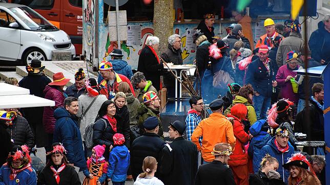 Ganz schön was los um den Narrenbaum. Vor dem Bürgerhaus stehen die Leuten an Essensständen Schlange oder in Grüppchen zusammen.