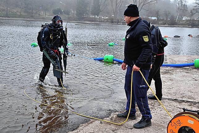 Am Mittwoch sind Taucher des Kampfmittelräumdienstes am Klosterweiher im Einsatz.