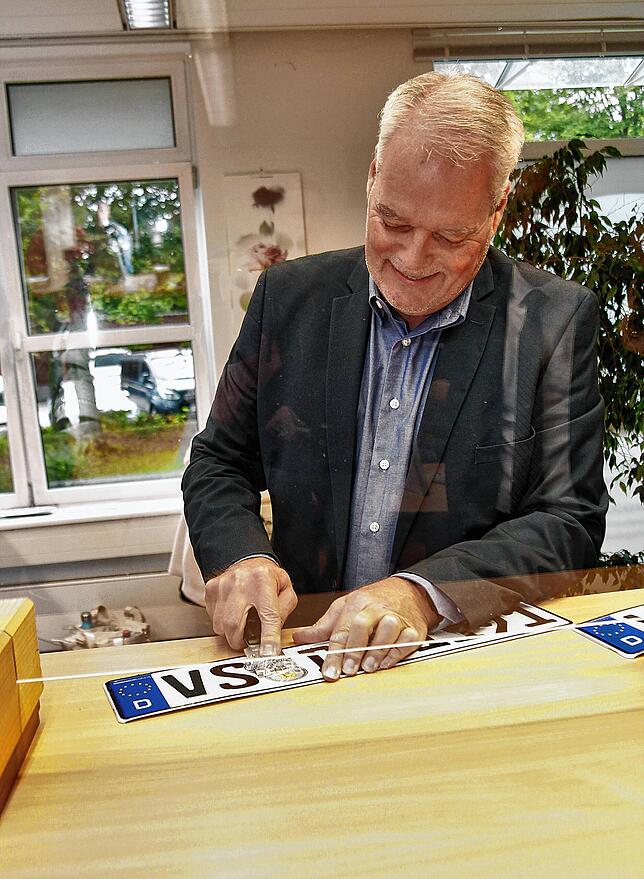 Frank Fetzer, Leiter des Straßenverkehrsamtes, macht die alten VS-Kennzeichen der Donaueschinger Feuerwehr ungültig.