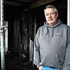 Klaus Meier auf seinem verkohlten Balkon. Die Feuerwehr hat vorsorglich Deckenstützen aufgestellt.