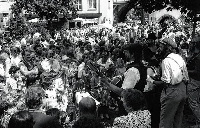 Ein Bild aus den frühen Tagen: Tausende Besucher pilgern 1992 in die Stadt, um sich das Spektakel mit Gauklern, Musikern und allerlei ...