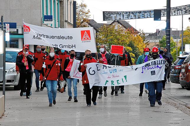 Rund 300 Arbeitnehmer der Metall- und Elektroindustrie folgten der Einladung der IG Metall Villingen-Schwenningen zu einer Kundgebung ...