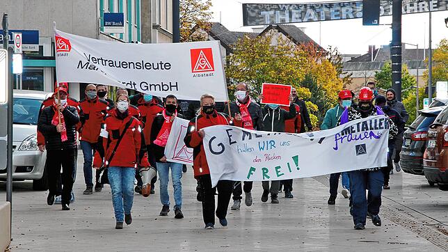 Rund 300 Arbeitnehmer der Metall- und Elektroindustrie folgten der Einladung der IG Metall Villingen-Schwenningen zu einer Kundgebung ...