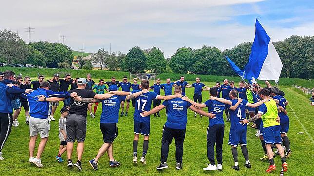 Nach dem Schlusspfiff durfte gejubelt werden: Fans, Spieler und Funktionäre des SV Volkertshausen feiern nach dem 3:3 in ...