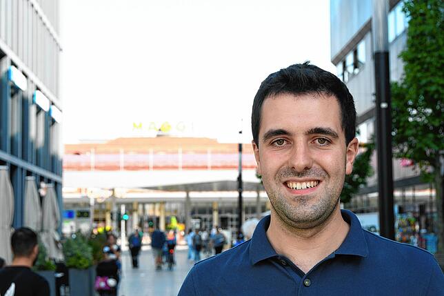 Der gebürtige Singener Simon Götz in der Singener Innenstadt, mit Bahnhof und Maggi-Werk im Hintergrund.