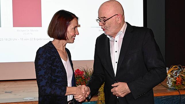 Eine Ära hört auf und eine neue beginnt: Rainer Stolz gratuliert seiner Nachfolgerin Susen Katter (links).