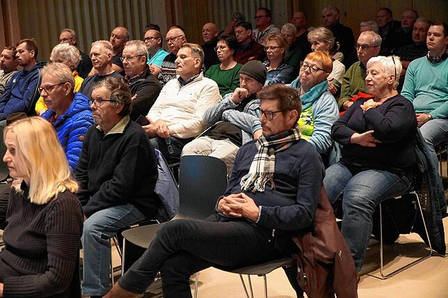 Rund 50 Besucher informierten sich im Bürgersaal über die beiden Solarparks, über deren Bau der Gemeinderat bald abstimmen wird. Damit ...