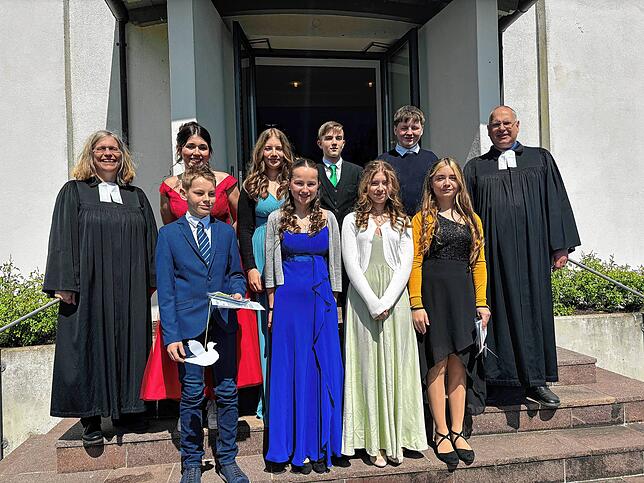 Vorne, von links: Vincent Herbig, Nele Härtel, Lena Jung, Naomi Bröde und Pfarrer Thomas O. H. Kaiser. Hinten, hinten, von links: ...