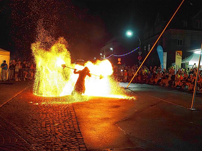 Der feurige Höhepunkt am Samstagabend ist trotz des einsetzenden Regens das österreichische „Flame Rain Theatre“.