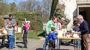 14 Kinder samt Angehörigen waren zur Nistkasten-Bauaktion ins Inzigkofer Klostergelände gekommen.
