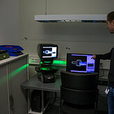 Präzision steht bei Medi-G an erster Stelle: Thomas Stolz arbeitet an einem Messgerät, das lasergestützt hochauflösende Aufnahmen der ...