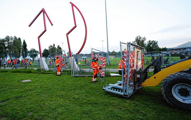Die Grenzzäune zwischen Konstanz und Kreuzlingen werden abtransportiert.