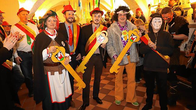 Nach langem hin und her übergab der Bürgermeister-Stellvertreter Peter Atzenhofer (rechts) den Schlüssel an die drei Zünfte in ...