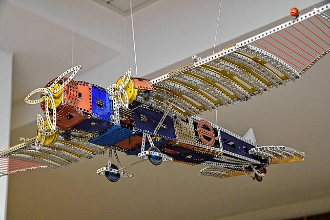 Ein Flugzeug, hergestellt aus den Teilen des Mignon-Metallbaukastens. Solche und andere Objekte sind in der Sonderausstellung im ...