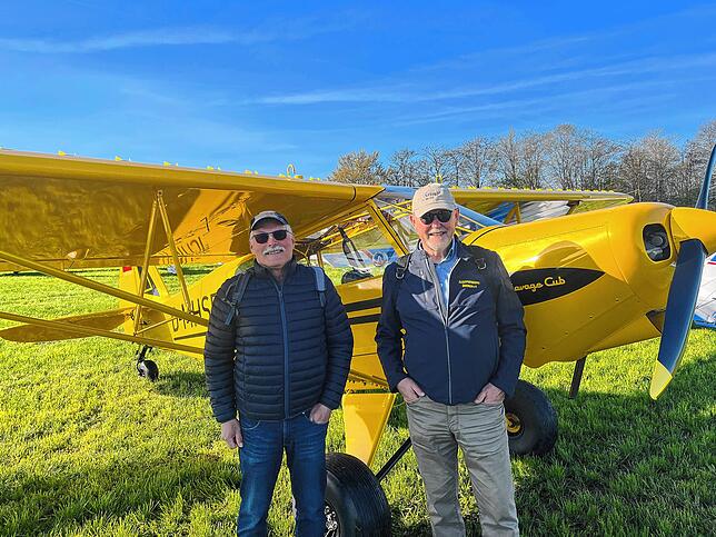 In dem gelben Buschflugzeug sind Roland Krafft und Martin Scheu angereist.